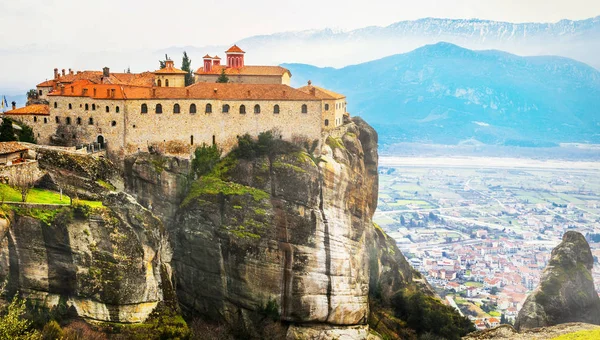 Yunanistan - benzersiz Meteora manastırları gündoğumu üzerinde asılı ile yerlerinden. — Stok fotoğraf