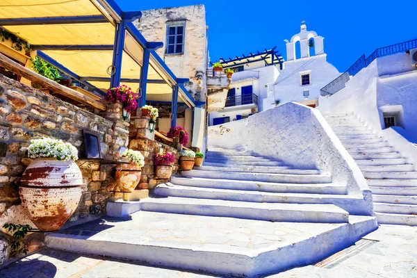 Grecia tradicional - encantadoras calles florales con tabernas, Naxos — Foto de Stock