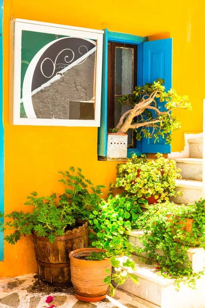 Encantadoras calles de colores florales del casco antiguo de la isla de Naxos. Países Bajos . — Foto de Stock