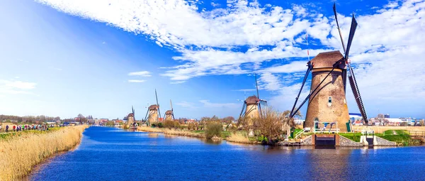 Reisen in die Niederlande. traditionelle holland - windmühlen im kinderdeich. — Stockfoto