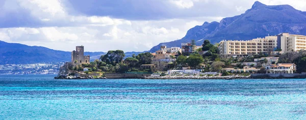 Asombroso pintoresco pequeño pueblo costero Santa Flavia con antiguo castillo, Sicilia, Italia . — Foto de Stock