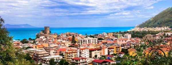 Brolo - festői középkori faluban található a tartomány Messina, Szicília, Olaszország. — Stock Fotó