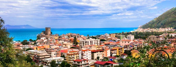 Brolo - pittoresco borgo medievale situato in provincia di Messina, Sicilia, Italia . — Foto Stock