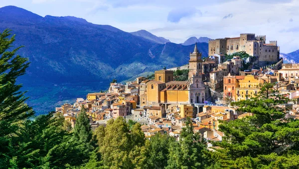 Vacker bergsby Caccamo i Sicilien, Italien — Stockfoto