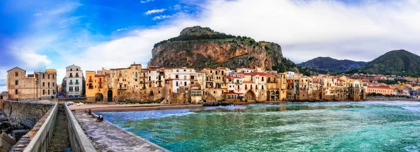 Férias italianas - bela cidade costeira de Cefalu, na Sicília — Fotografia de Stock