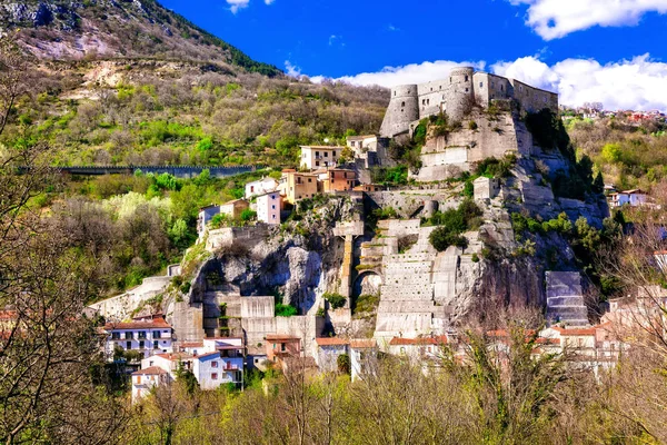 Cerro al Volturno vesnice (borgo) s impozantním zámkem. Molise, Itálie. — Stock fotografie