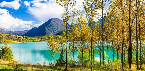 Güzel sonbahar yatay, turkuaz Gölü Lago di Castel San Vincenzo, Molise, İtalya. — Stok fotoğraf