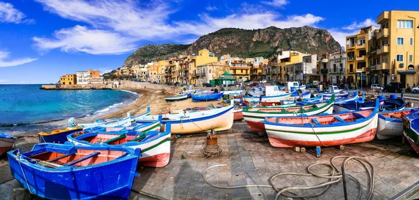 Geleneksel balıkçı köyü Aspra Sicilya renkli tekneler ile. — Stok fotoğraf