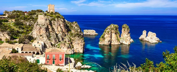 Vacaciones de verano en Sicilia - hermosa playa panorámica Scopello con impresionantes rocas . — Foto de Stock