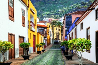 Büyüleyici renkli sokakları eski sömürge şehrin Garachico, tenerife Adası, İspanya.