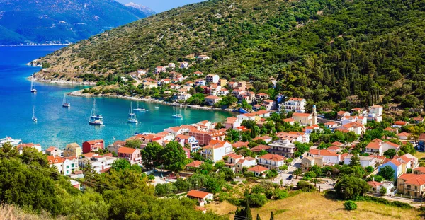Hermosos lugares de Grecia, la isla jónica de Cefalonia. pintoresco pueblo de Agia Efimia . — Foto de Stock