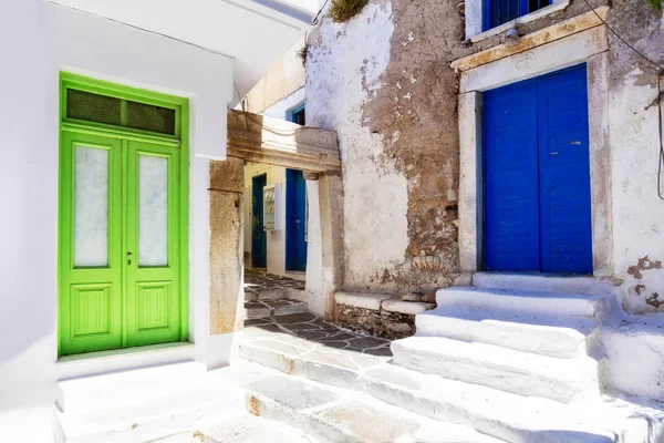Staré úzké uličky s barevnými dveřmi. Ostrov Naxos, Řecko — Stock fotografie