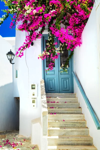 Encantadoras calles florales en la soleada isla de Mykonos. Cícladas, Grecia — Foto de Stock