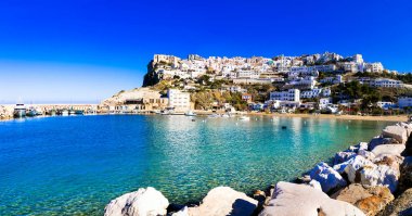 İtalyan yaz tatili - kıyı Peschici kenti. Puglia