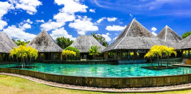 Mauritius Adası bungalovlar ve yüzme havuzlu lüks spa topraklarında.