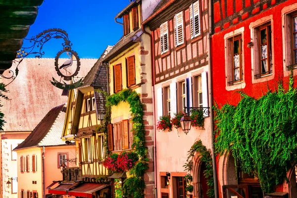 Maisons traditionnelles colorées à colombages d'Alsace en France, village de Riquewihr . — Photo