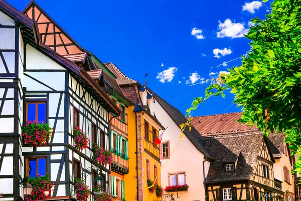 Tradičními vesničkami a důstojnými dominantami z Alsaska ve Francii — Stock fotografie