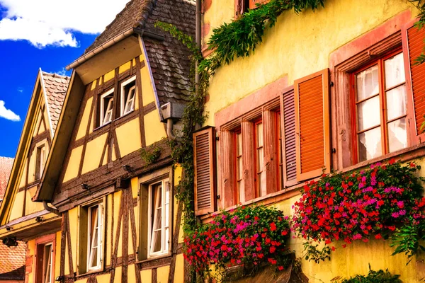 Casas coloridas tradicionais de meia-madeira da Alsácia em França — Fotografia de Stock