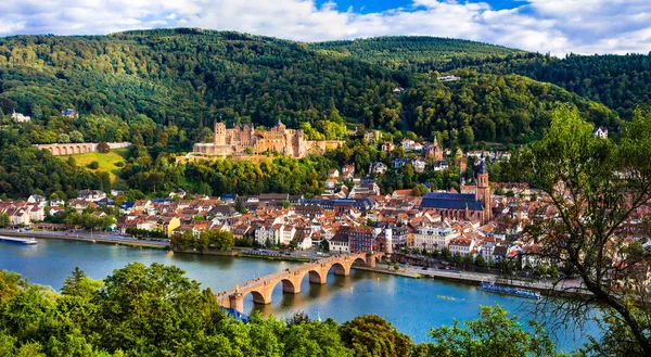 Sevärdheter i Tyskland - vackra Heidelberg stad med imponerande bro. — Stockfoto