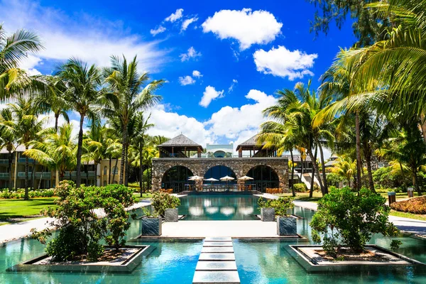 Luxus spa területén Mauritius Sziget gyönyörű úszó medence. — Stock Fotó