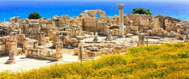 Antik tapınak ve turkuaz deniz - Kıbrıs Adası, Kourion'ın turistik konumlar.