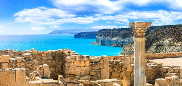 Antika tempel och turkosa havet av Cypern ö — Stockfoto