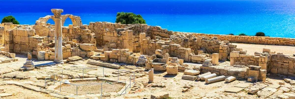 Zajímavosti ostrova Kypr - starověké archeologická lokalita Kourion — Stock fotografie