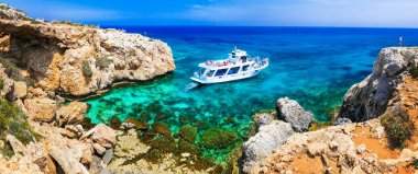 Muhteşem deniz ve kayaların oluşumu Kıbrıs'ta. Cape Greko tekne turları doğal park
