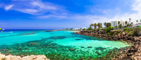 Vacaciones de verano en Chipre isla. Protaras, Bahía de higueras — Foto de Stock