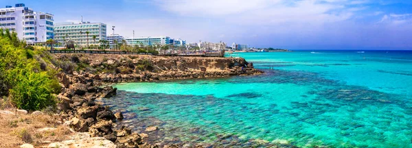 Yaz tatili Kıbrıs Adası. Kristal berraklığında su ile Protaras. — Stok fotoğraf