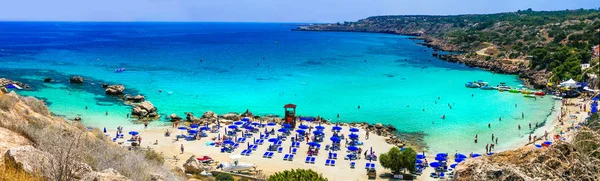 Prachtige stranden van het eiland Cyprus - Konnos Bay in Cape Greko nationaal park. — Stockfoto