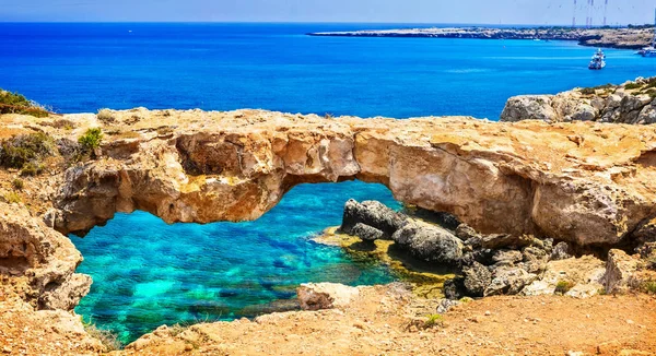 Zypern Insel - erstaunliche felsige Brücke, berühmt als "Brücke der Liebenden" — Stockfoto