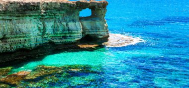 Muhteşem deniz ve kayaların oluşumu Kıbrıs Adası. Doğal park Cape Greko, Blue Lagoon.