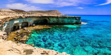 Muhteşem deniz ve kayaların oluşumu Kıbrıs Adası. Cape Greko doğal park.