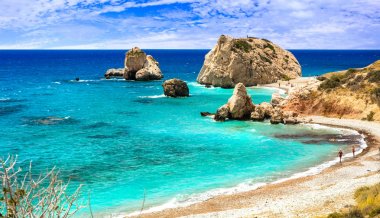 En iyi plajları Kıbrıs - Petra tou Romiou, masmavi deniz ve benzersiz kayalar.