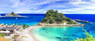 Samos adası , harika plajları ile güzel Kokkari köyü. Yunanistan.