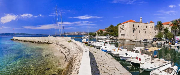 Hırvatistan 'ın Idyllic kıyı köyleri. Dalmaçya 'da Sahne Kastella — Stok fotoğraf