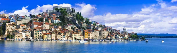 Lugares hermosos de Croacia - magnifica ciudad medieval Sibenik — Foto de Stock