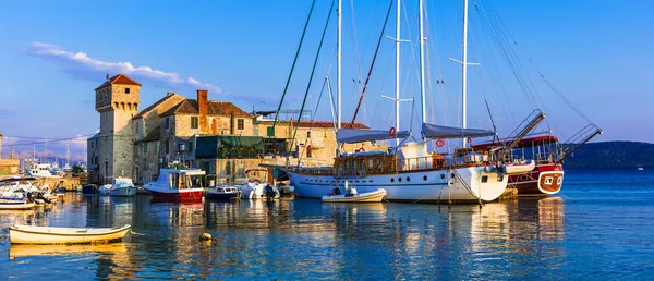 Reizen en bezienswaardigheden van Kroatië. Kastel Gomilica - oud kasteel boven zonsondergang. — Stockfoto