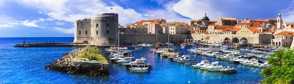 Marcos de croata - esplêndido Dubrovnik. Vista com castelo e casas coloridas . — Fotografia de Stock