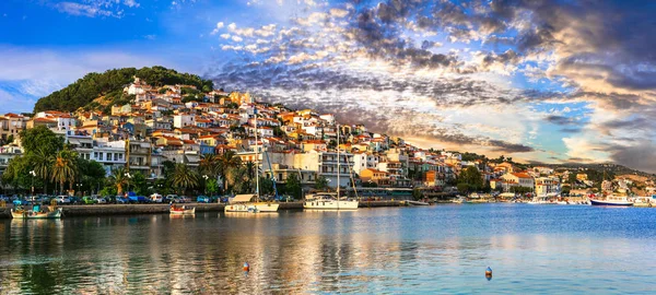 Grecia punti di riferimento - bellissima isola di Lesbo (Lesbo). Paesaggio Plommari town.Greece . — Foto Stock