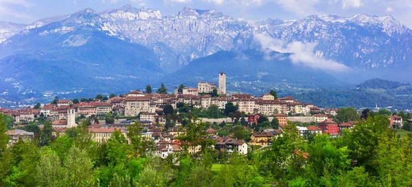 Beauatiful mountain village Feltre in Dolomite Alps, província de Belluno, Itália . — Fotografia de Stock