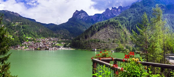 Idylické přírodní scenérie - Nádherné jezero Lago di Alleghe v Dolomitských Alpách, Benátsko, Itálie. — Stock fotografie