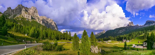 Paesaggio alpino mozzafiato, montagne dolomitiche. bellissima valle, Veneto, Italia . — Foto Stock
