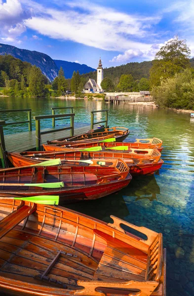 Idylliskt naturlandskap - Underbar sjö Bohinj i Slovenien, Triglav nationalpark. — Stockfoto