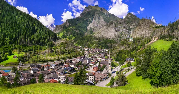 Breathtaking Alpine scenery, Dolomite mountains. beautiful Cortina d Ampezzo,Italy. — Stock Photo, Image