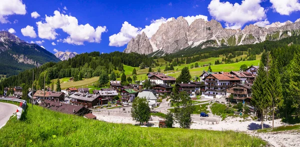 Paysage alpin à couper le souffle, montagnes de Dolomite. Magnifique village de Cortina d Ampezzo, Italie . — Photo