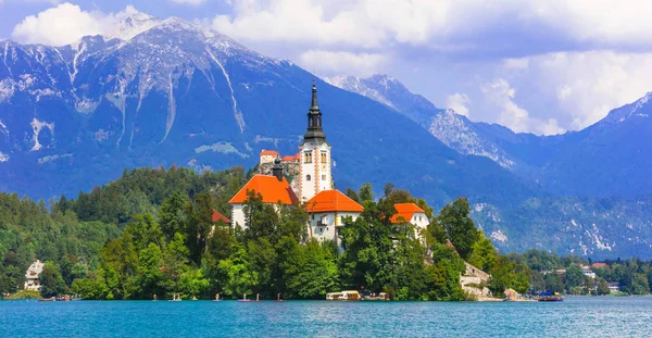 美しい湖の象徴的な景色小さな島と教会があるスロベニア. — ストック写真