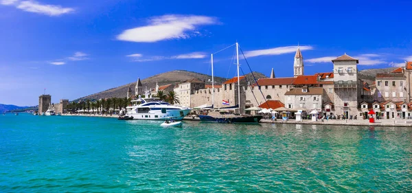 Vista panorâmica da cidade de Trogir na Croácia, destino turístico popular . — Fotografia de Stock