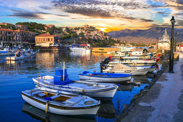 Underbart Grekland - vackra Lesbos ön, solnedgång över Molyvos. — Stockfoto